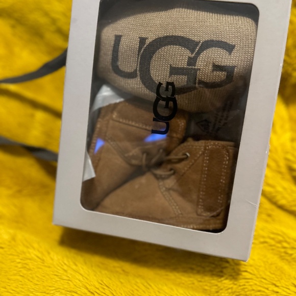 Baby Ugg Neumel with Matching Beanie - Picture 5 of 5